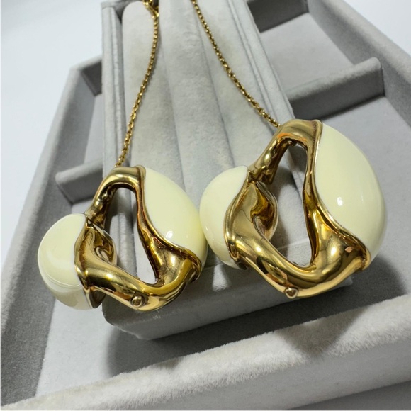 Chloe Vintage Pierced Earrings - Picture 2 of 4